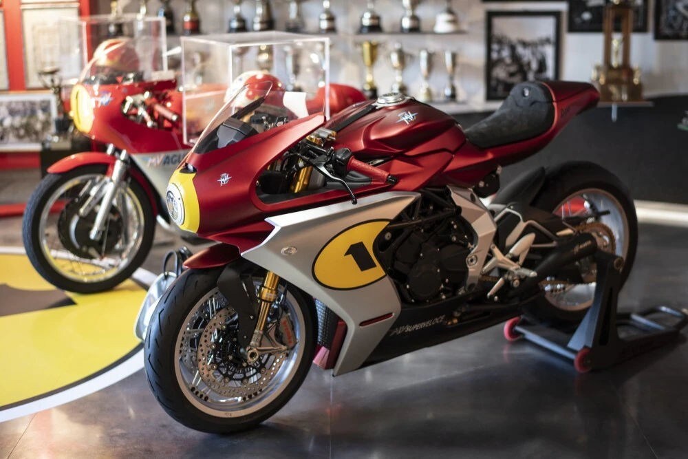 <div class='descrGalleryTitle'>MERCATO: KTM PIGLIATUTTO, ACQUISTA UN PEZZO DI MV AGUSTA</div><div class='descrGalleryText'><p>Magari in Italia non fa numeri sconvolgenti, ma se si analizzano i dati europei, Pierer Industries (il gruppo che comprende KTM, Husqvarna e GasGas, oltre alla promettente divisione dedicata alla e-mobility) è di gran lunga il più grande costruttore di moto. Una posizione che è stata rafforzata dal recente accordo che ha visto l'<b><u><a href="https://www.dueruote.it/news/attualita/2022/11/03/moto-e-aziende-ktm-entra-in-mv-agusta.html">ingresso di KTM all'interno del capitale di MV Agusta</a></u></b>. Una quota del 25% che rappresenta un primo passo della Casa austriaca nel segmento delle moto premium. E che - secondo alcuni insider ben introdotti -entro la fine del 2023 potrebbe crescere fino al 100%.</p>
</div>